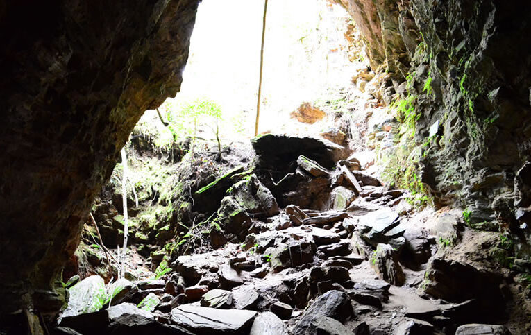 O Mistério da Gruta do Carimbado: Portal Interdimensional em São Thomé das Letras?